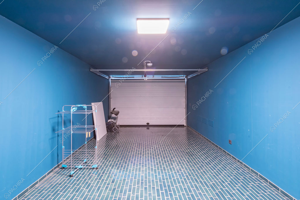 Garage del loft Danubio, location in stile contemporaneo a Brescia