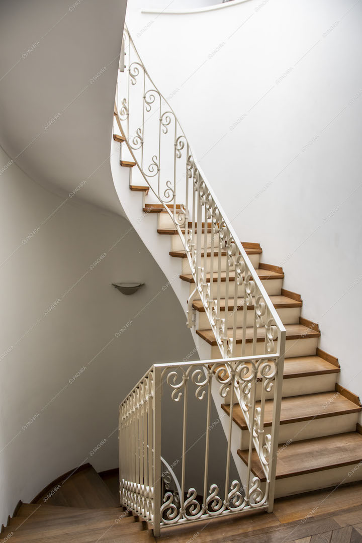 Scale con corrimano bianco e pedata in parquet
