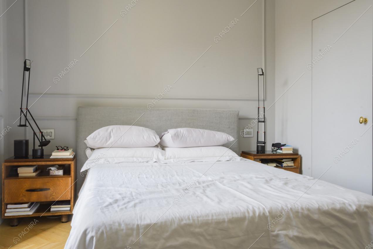 Letto matrimoniale e comodini in legno chiaro
