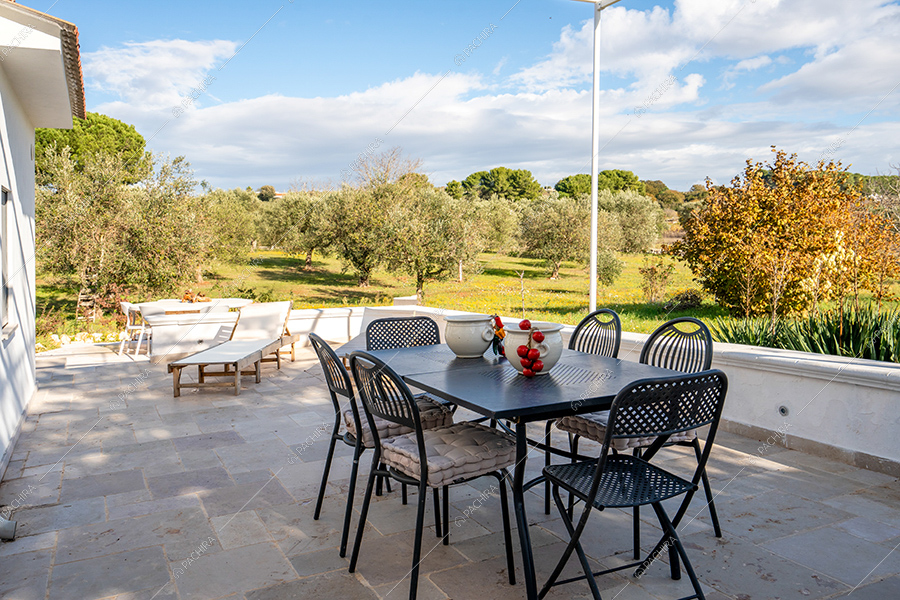 Terrazza della villa Sahel, location in stile rustico a Brindisi