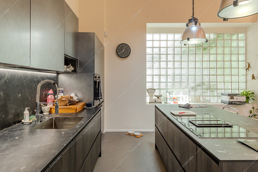 Cucina a isola del loft in stile eclettico Maqui, location per shooting a Milano