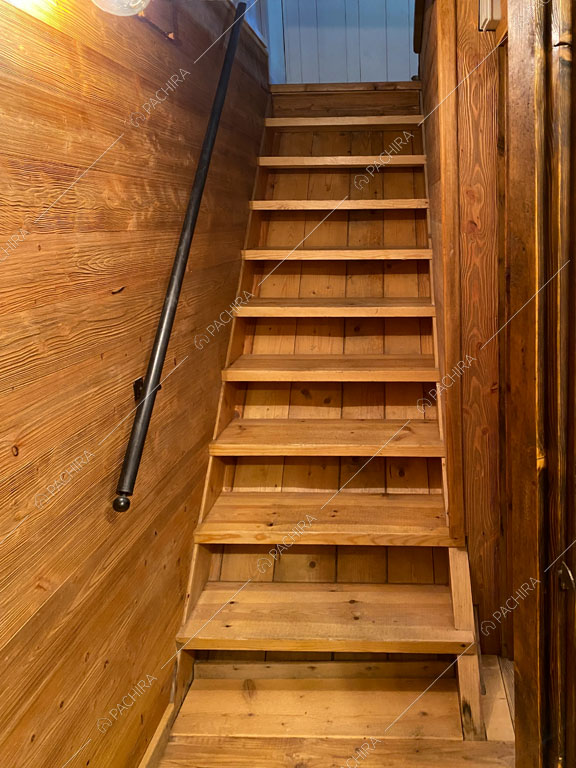 Scale in legno dello chalet Thar, location in stile rustico ad Aosta