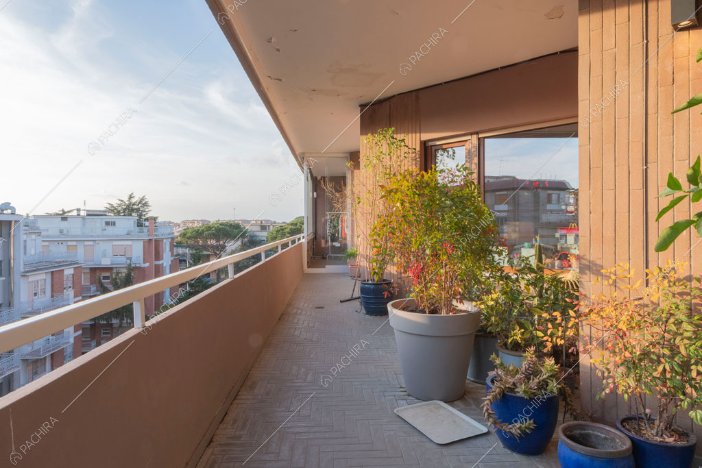 Ampia terrazza dell'appartamento Molucche, location in stile contemporaneo a Roma