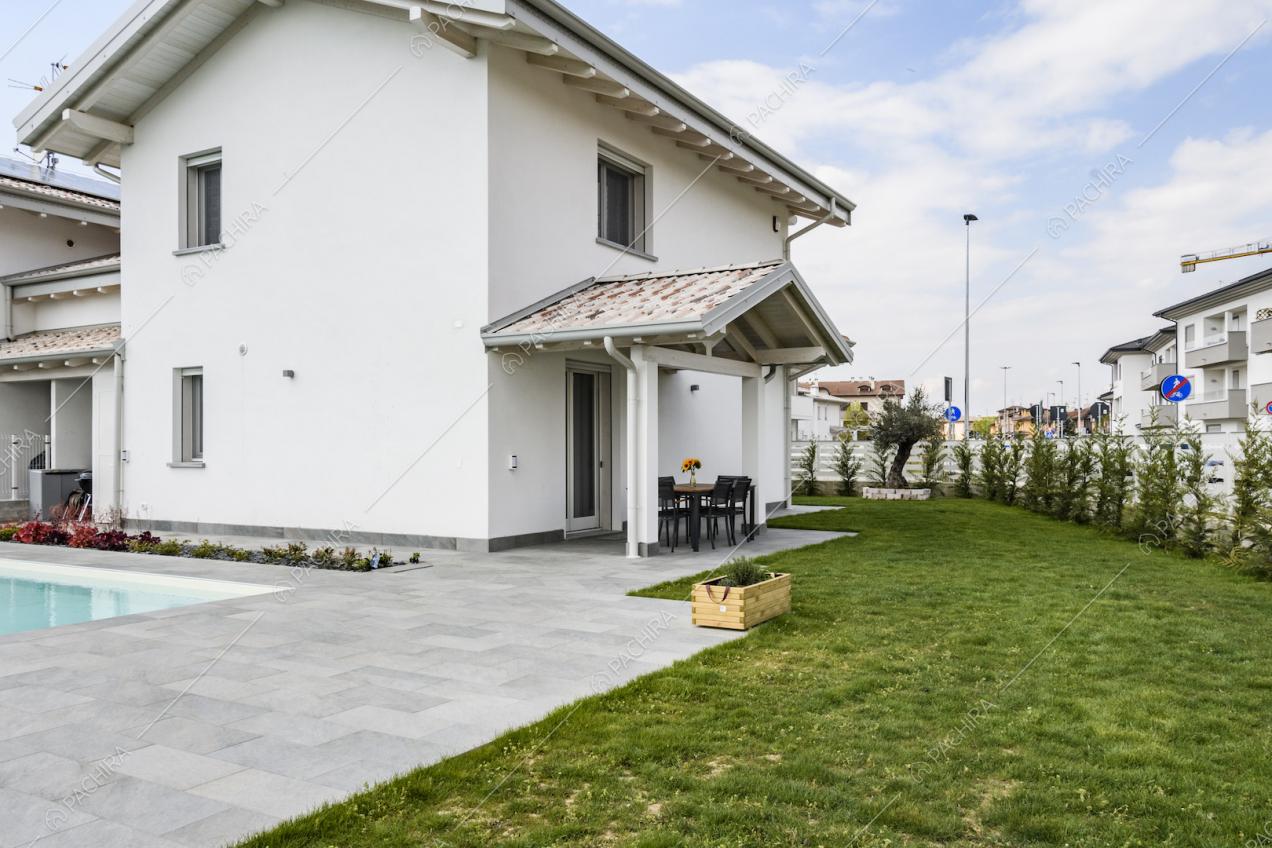 Villa moderna con portico, giardino e piscina