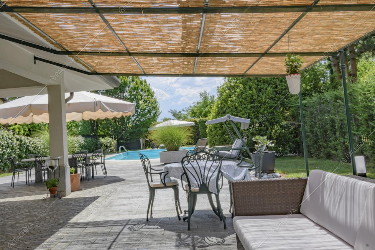 Dalla veranda vista sulla splendida piscina