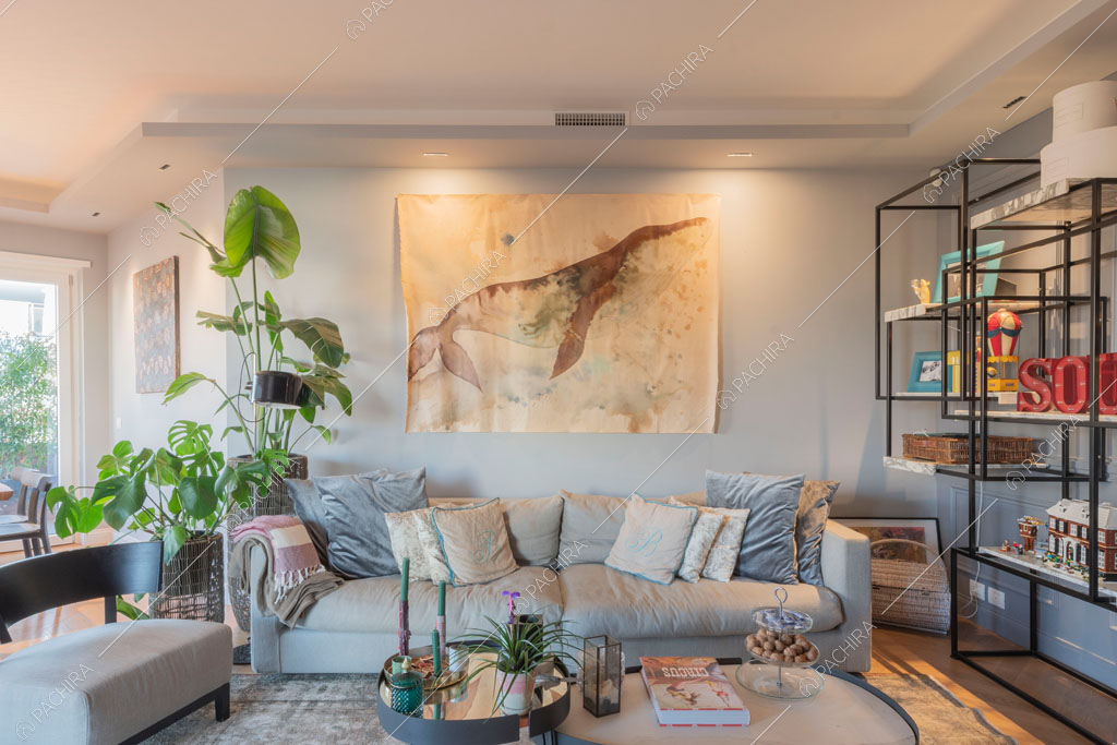 Zona living con pareti grigie dell'appartamento Molucche, location in stile contemporaneo a Roma
