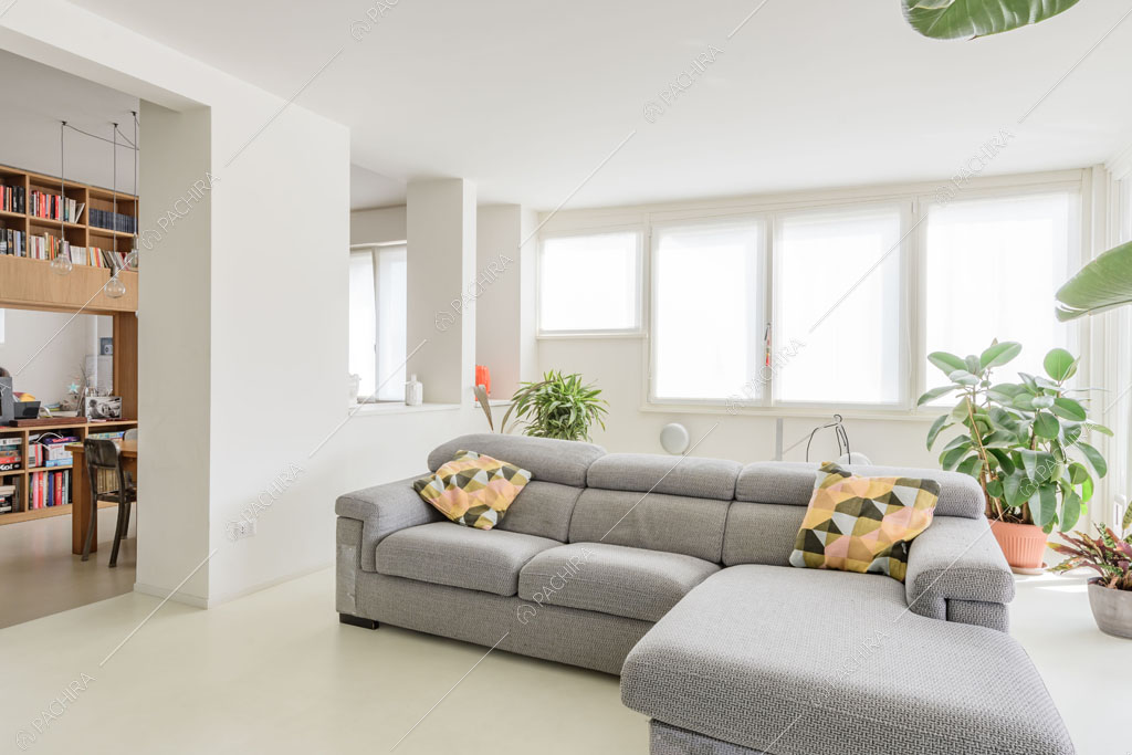Sala con pareti bianche dell'appartamento Papagayo, location in stile contemporaneo a Milano