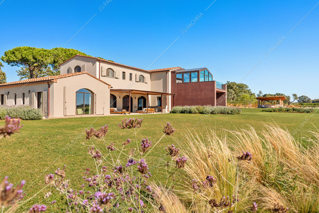 Esterni della villa Angara, location in stile moderno a Grosseto