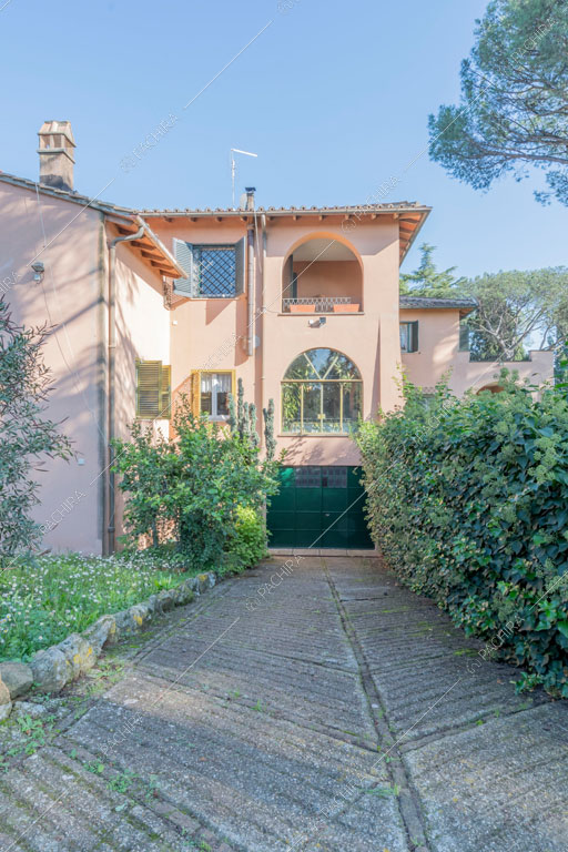 Vialetto della dimora storica Logan, location in stile classico a Roma