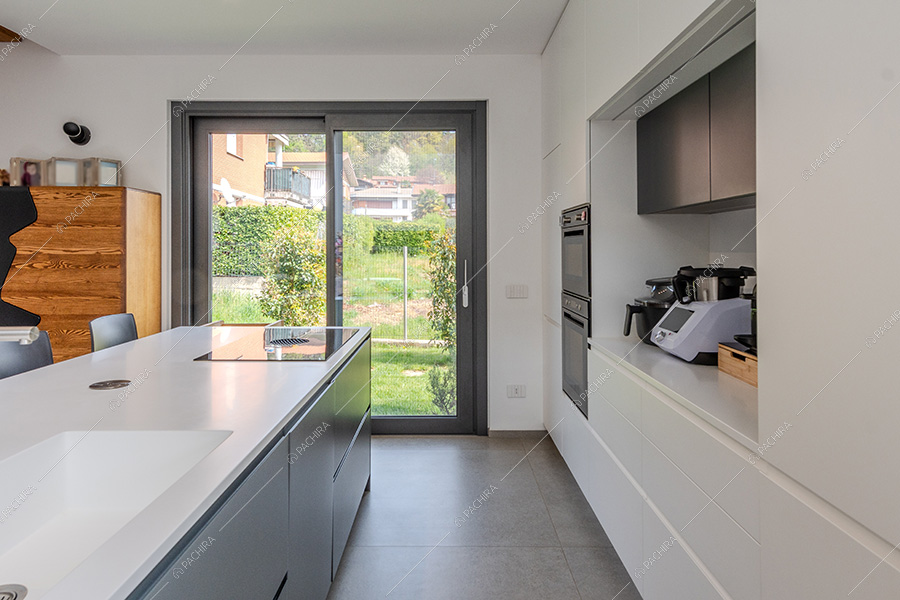 Cucina della villa moderna Adenia, location per shooting a Varese