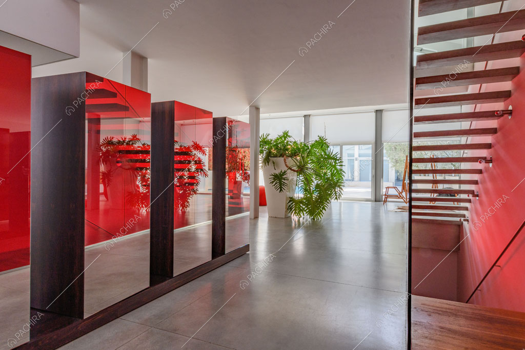 Corridoio del loft Inula, location in stile contemporaneo a Varese