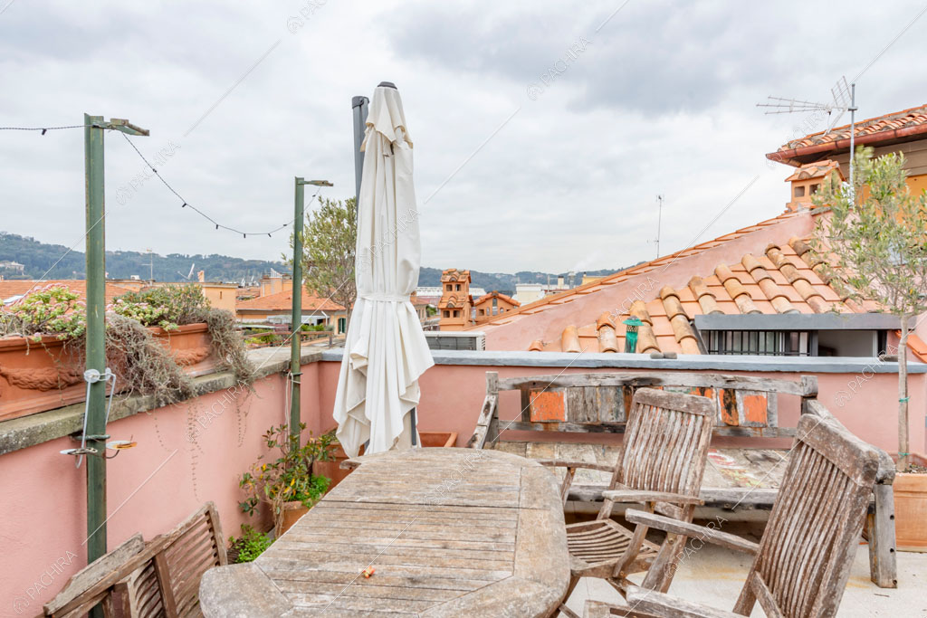 Terrazza con tavolo da pranzo dell'appartamento Uru, location in stile moderno a Roma