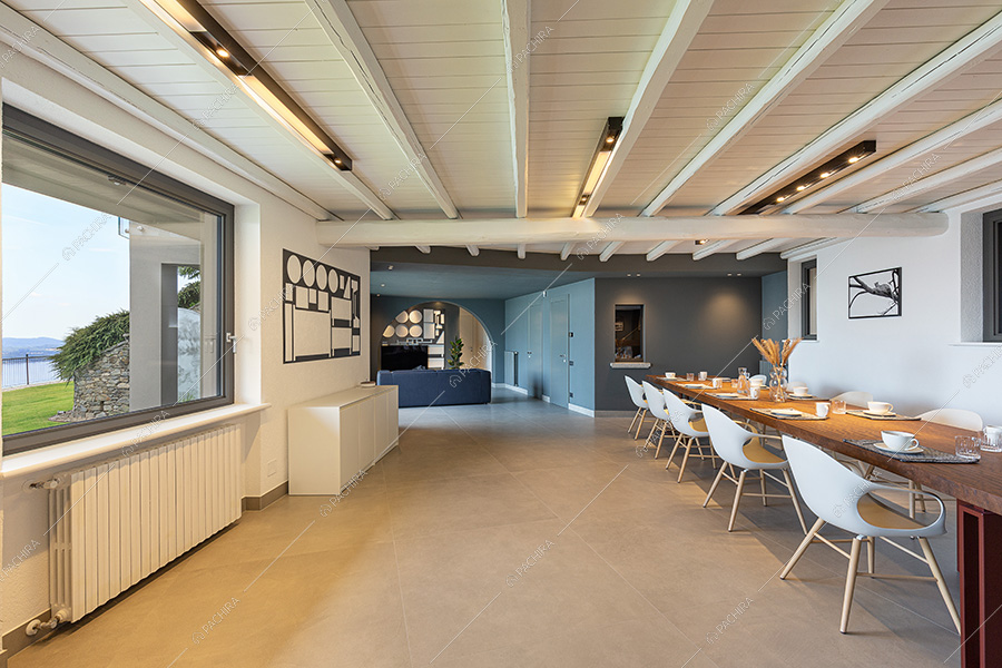 Sala da pranzo della villa moderna Cleome, location per shooting a Verbania