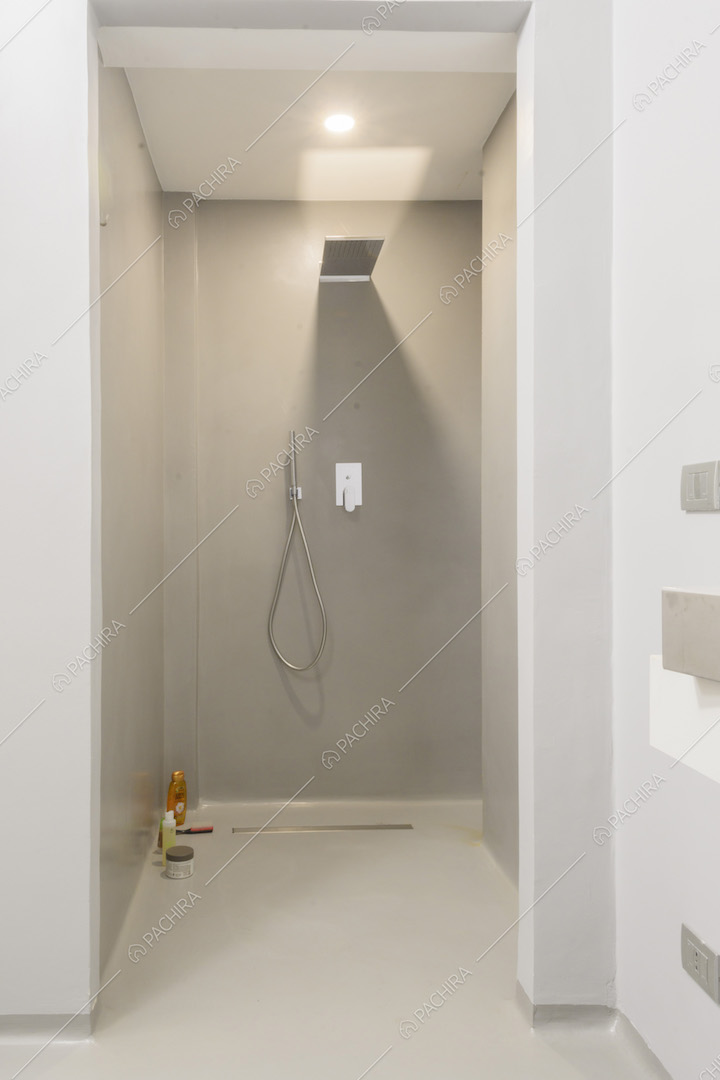 Box doccia con pareti color grigio chiaro