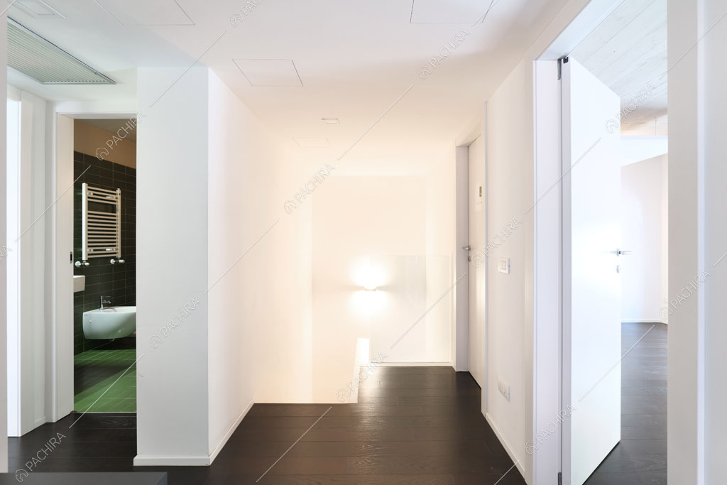 Atrio con pavimento nero in parquet dell'espositivo Apocino, location in stile contemporaneo a Milano