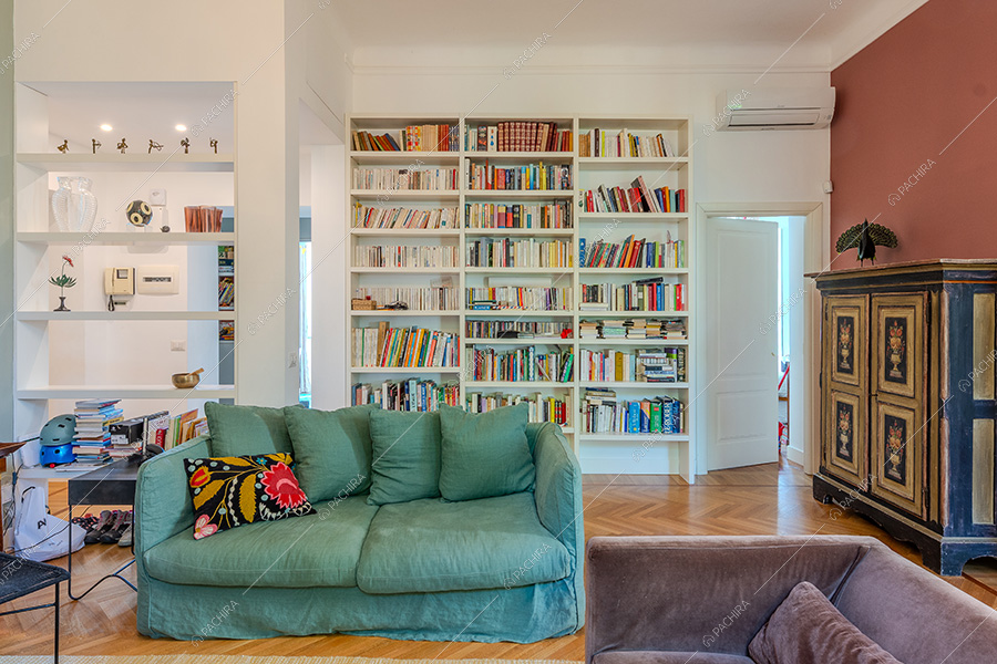 Salotto dell'appartamento Andira, location moderna per shooting a Milano