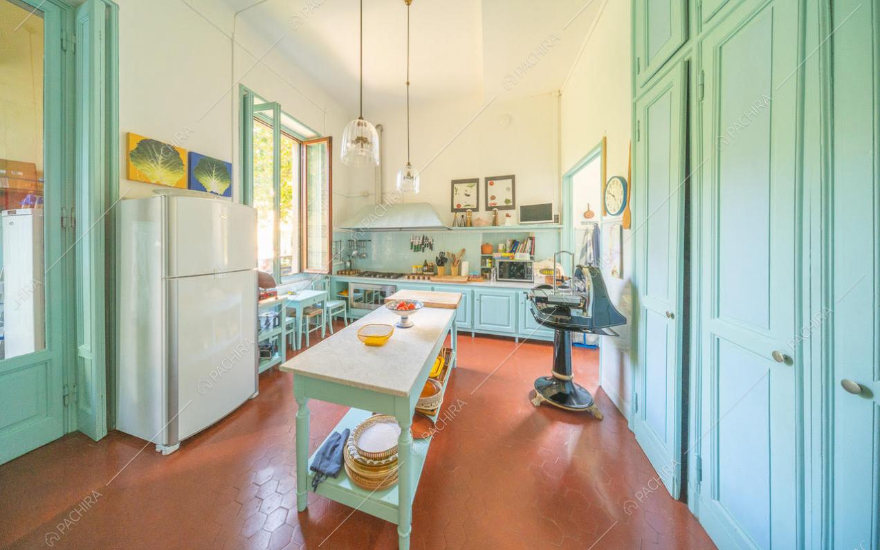 Grande cucina in stile vintage dalle tonalità azzurre