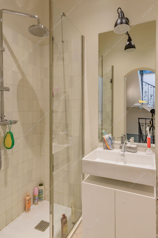 Bagno con box doccia della villa Kharan, location in stile contemporaneo a Milano