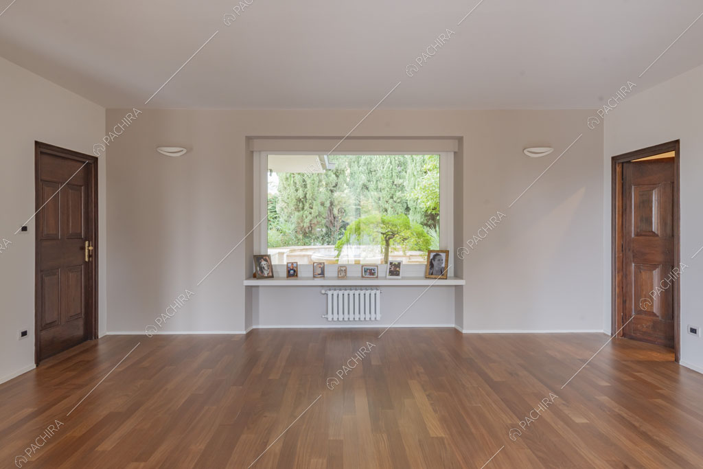 Atrio con pareti bianche della villa Bris, location in stile contemporaneo a Torino