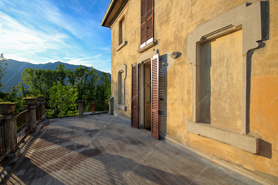 Terrazza della villa Kurili, location in stile classico a Bergamo