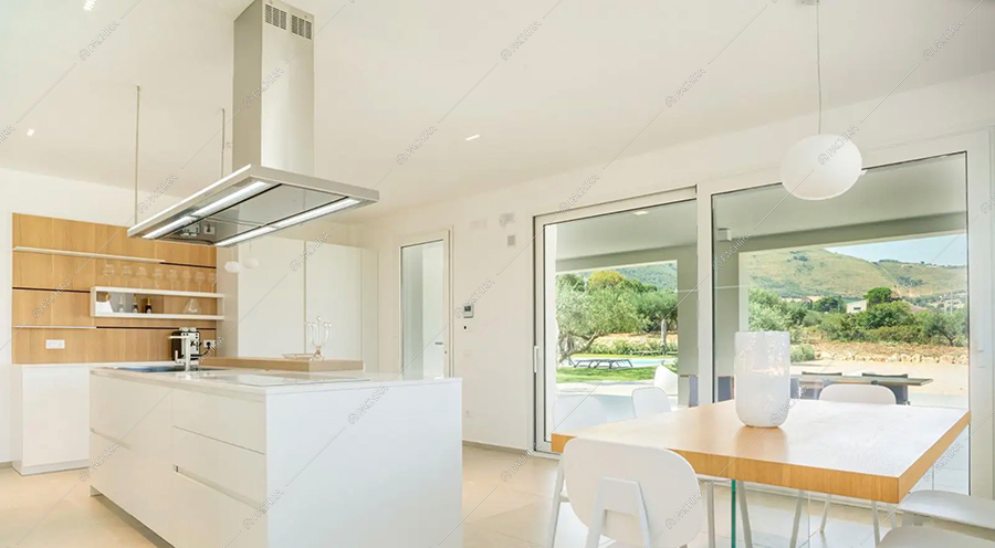 Cucina a isola della villa Godavari, location in stile moderno a Trapani
