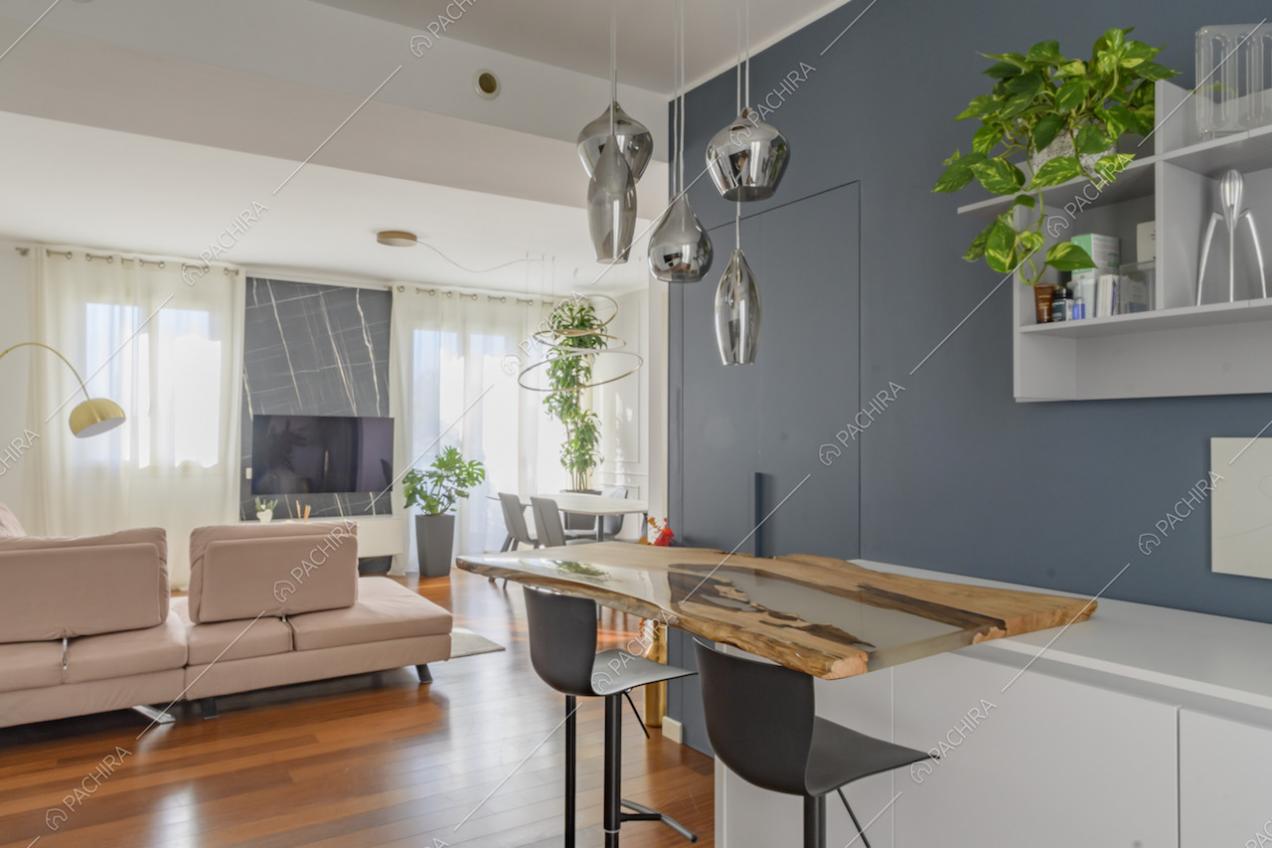 Cucina a vista con bancone in legno e sgabelli