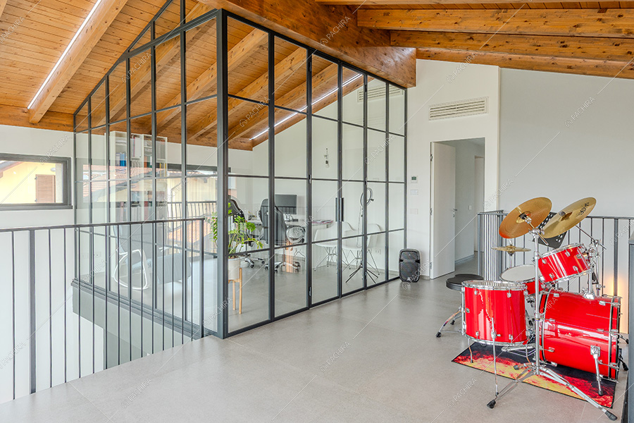 Studio della villa moderna Adenia, location per shooting a Varese