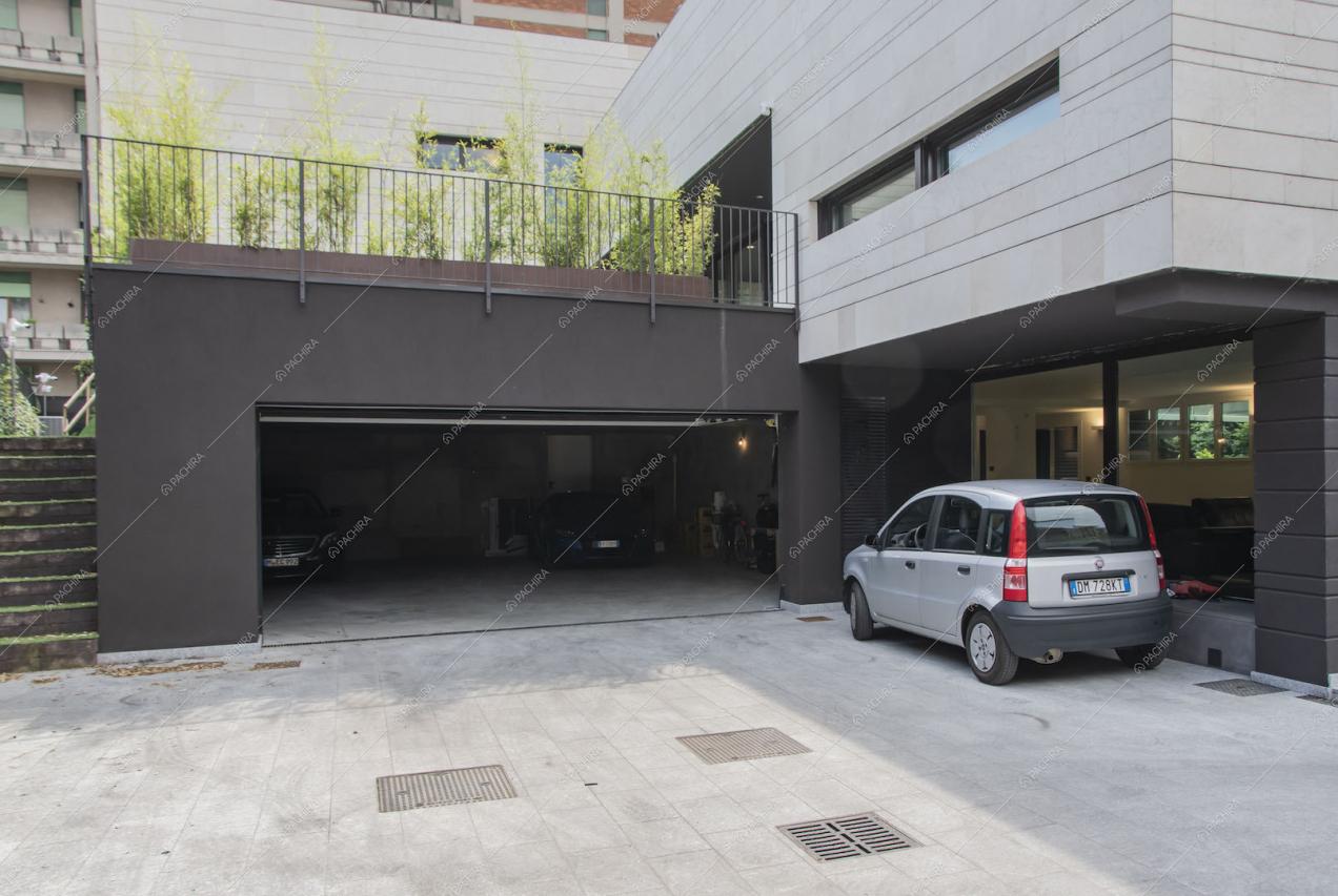 Vista sull'ingresso del garage e su una porta-finestra scorrevole
