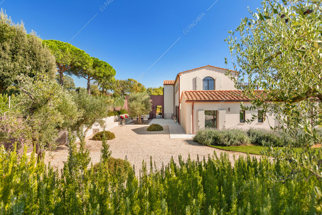 Esterni della villa Angara, location in stile moderno a Grosseto