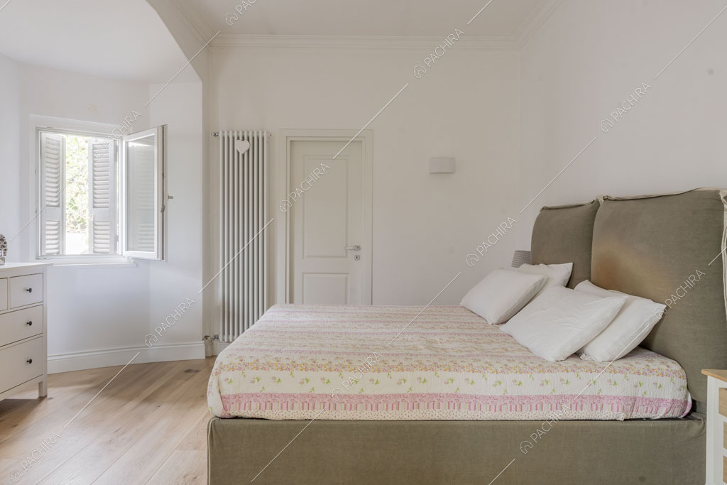 Camera da letto matrimoniale della villa Pino Mugo, location in stile moderno a Roma