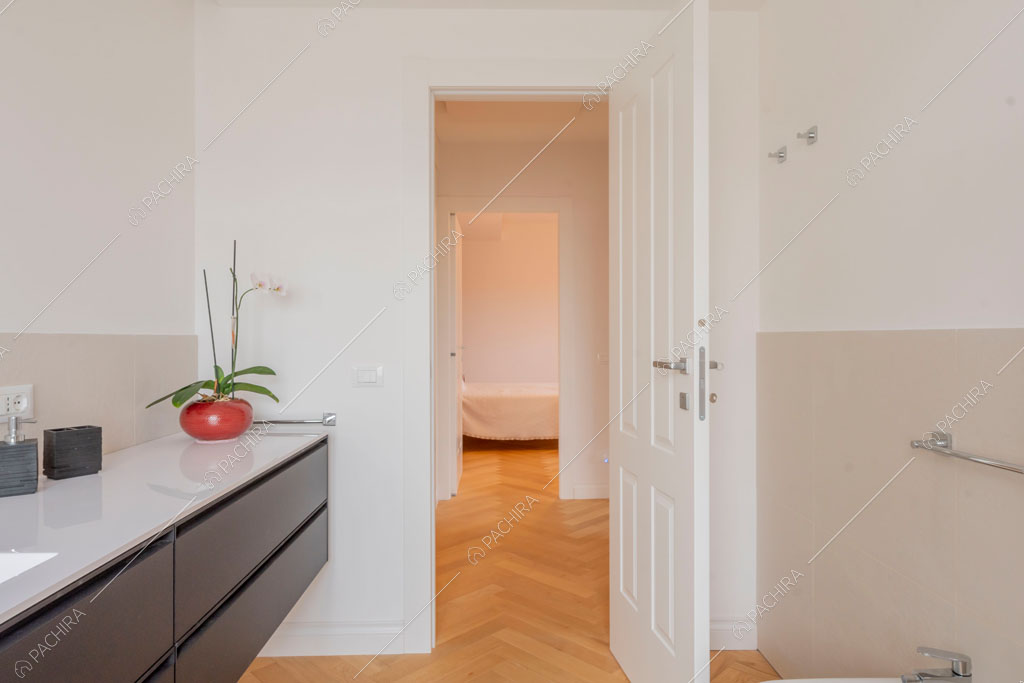 Pavimento in parquet nel bagno della villa Murray, location in stile contemporaneo a Roma