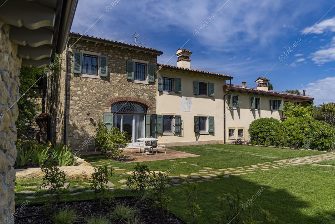 Angolo di giardino con prato, tavolino e sedie