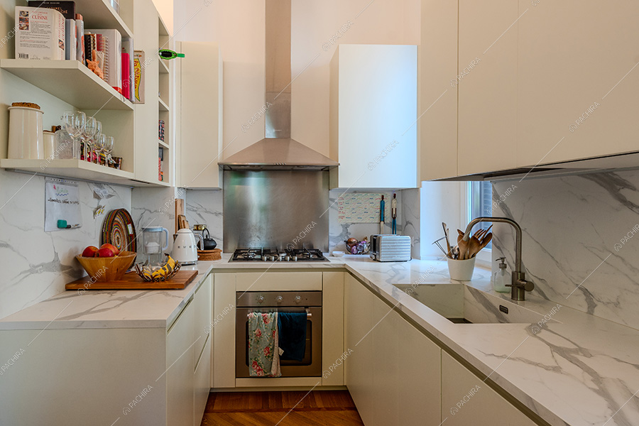 Cucina dell'appartamento Andira, location moderna per shooting a Milano