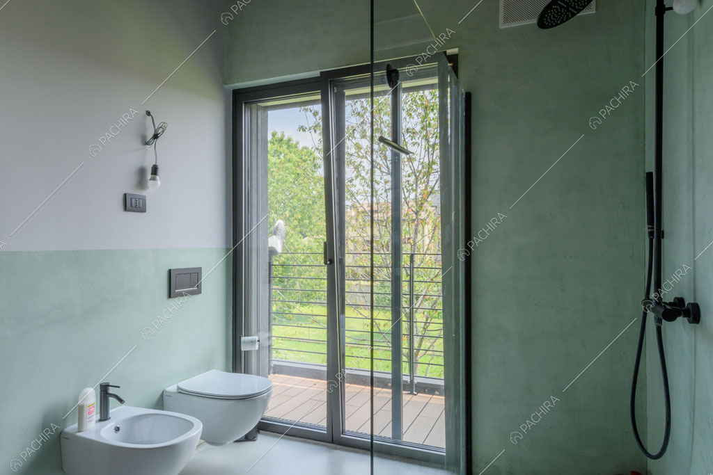 Bagno con porta finestra della villa Aral, location in stile contemporaneo a Monza