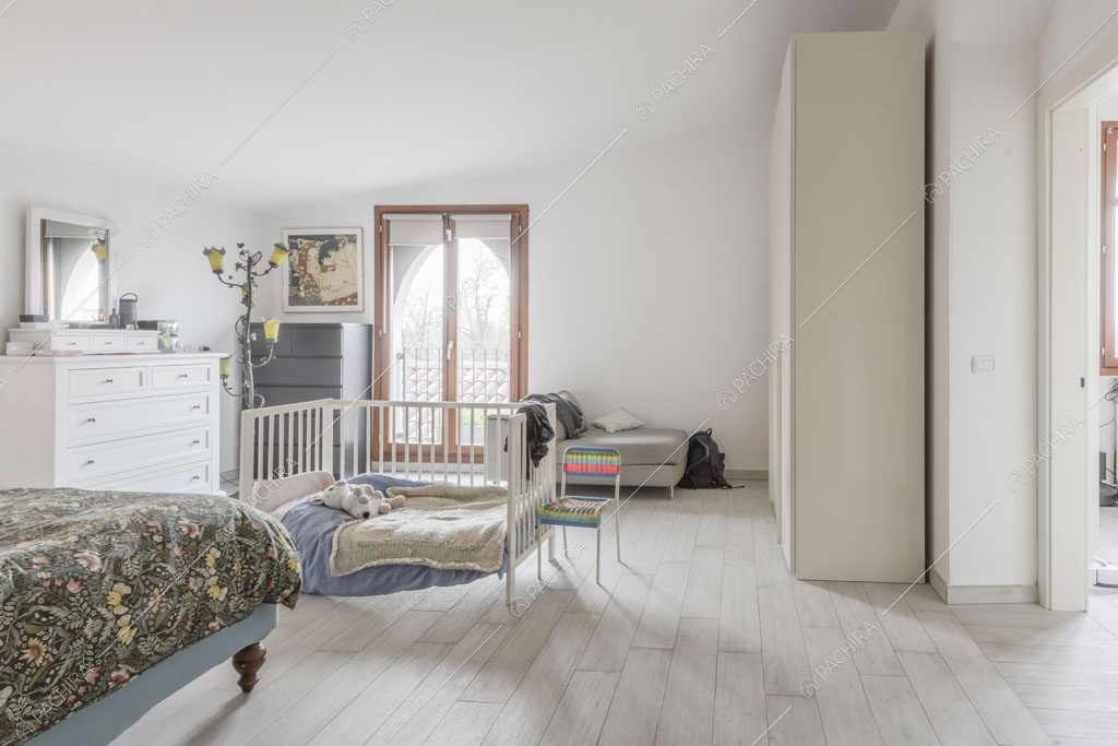 Porte-finestre nella camera da letto del loft Ostro, location in stile contemporaneo a Milano