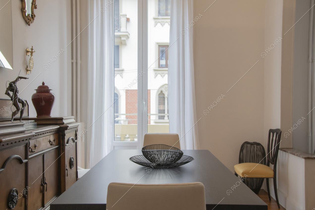 Soprammobili in stili diversi nella zona pranzo e sedia in legno