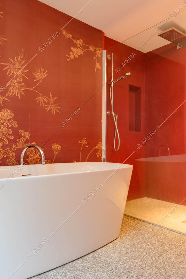 Vasca da bagno, box doccia e carta da parati rossa