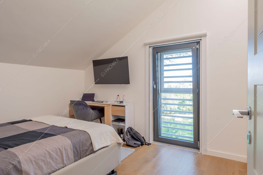 Camera da letto della villa Orinoco, location in stile contemporaneo a Roma