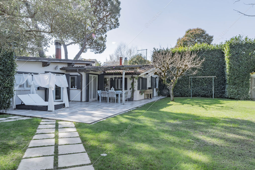 Giardino e veranda della location Aliseo, villa in stile contemporaneo a Roma
