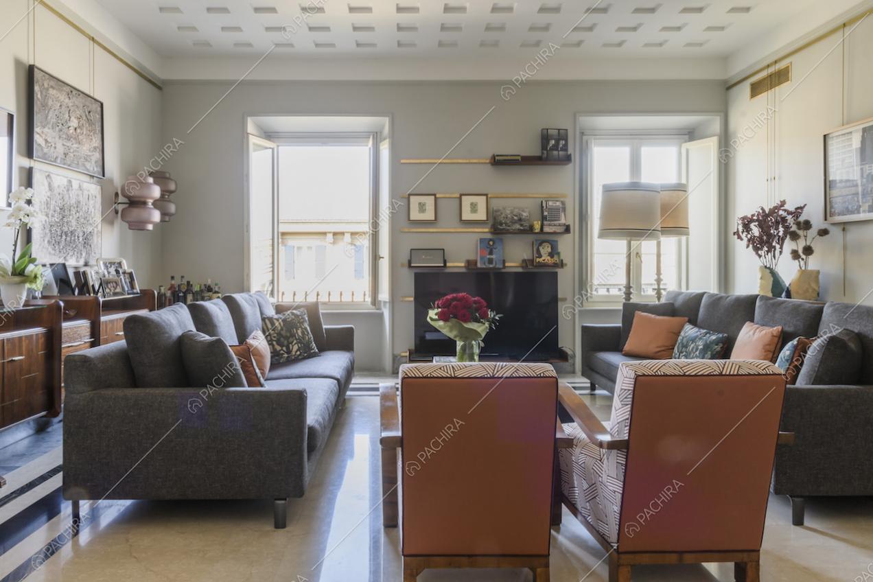 Zona living con le eleganti boiserie da soffitto 