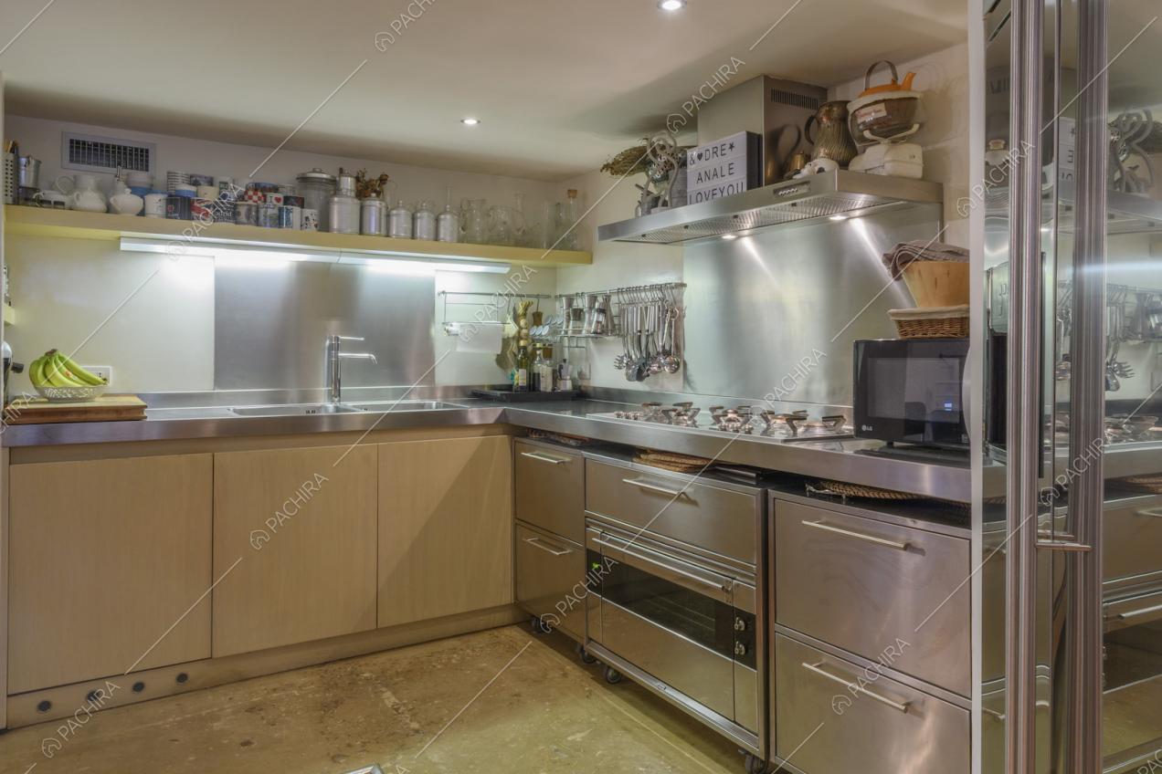 Cucina a vista professionale in legno e acciaio 