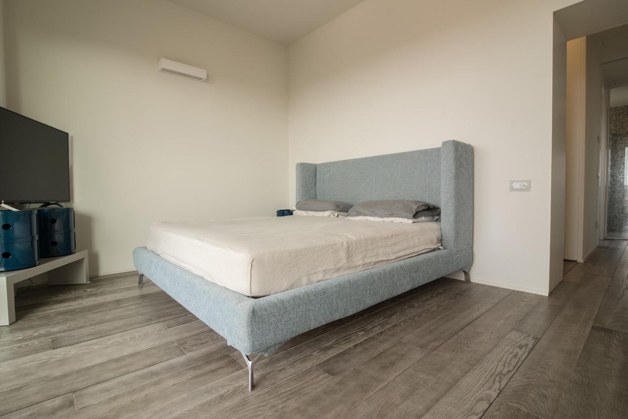 Letto matrimoniale con spalliera alta