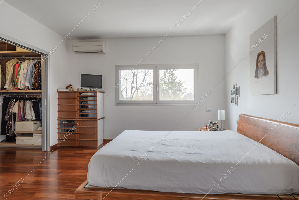 Camera da letto matrimoniale della villa Lilium, location in stile moderno in Provincia di Milano
