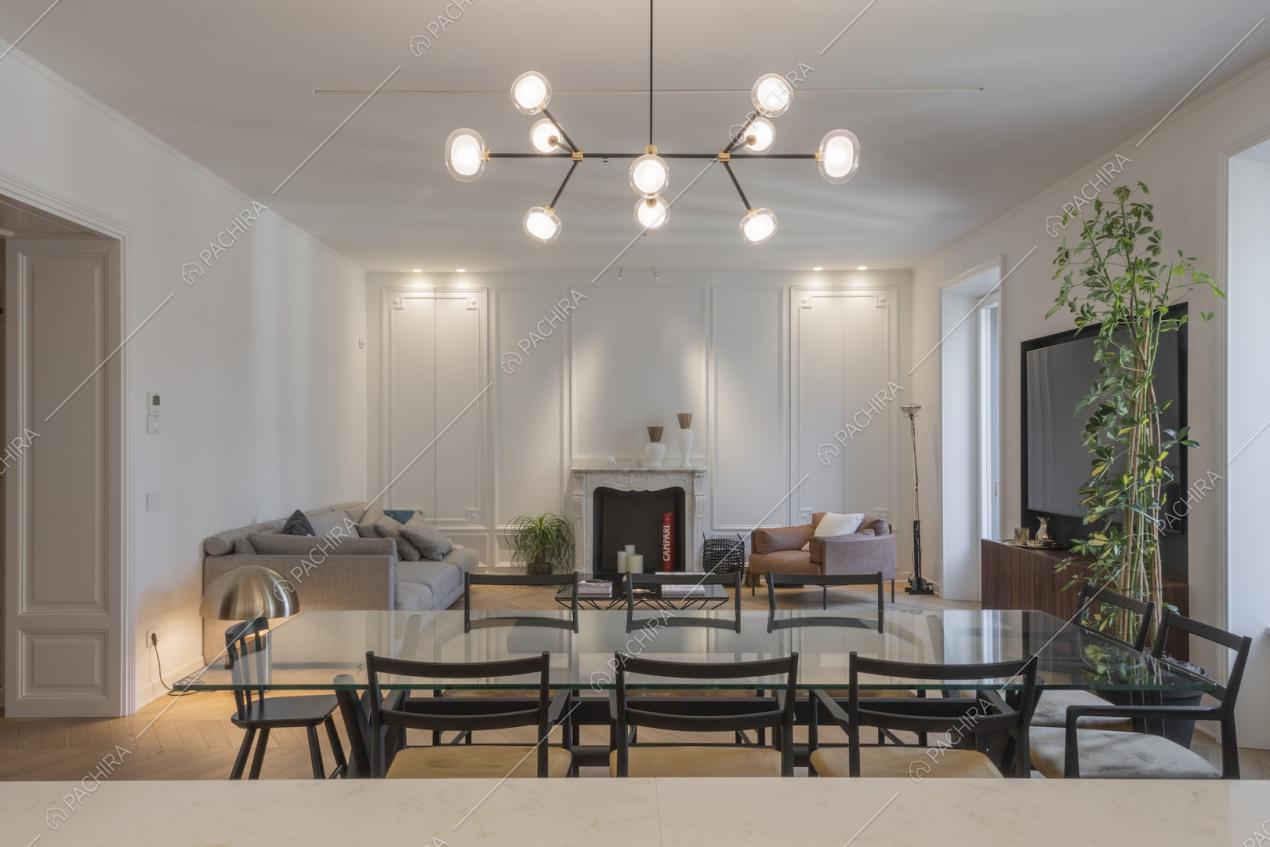 Soggiorno con boiserie alle pareti