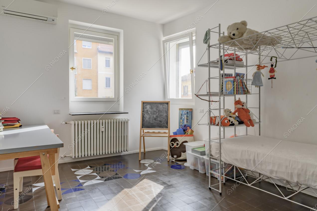 Camera con letto a baldacchino bianco