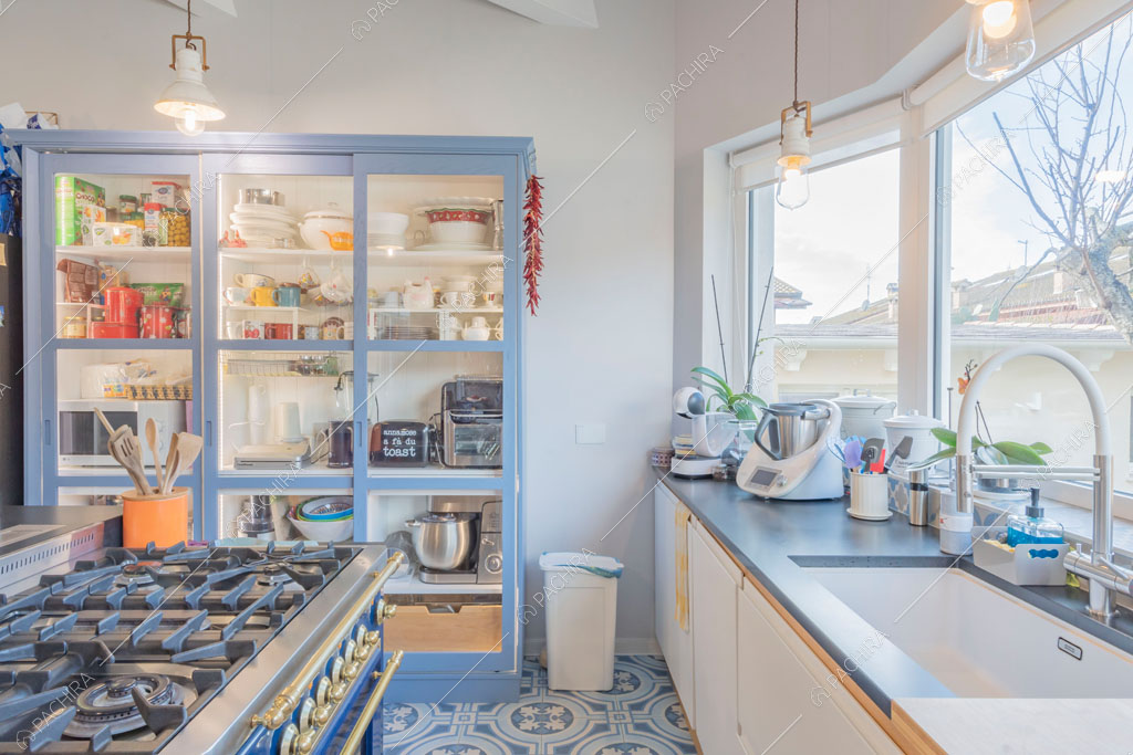 Fornelli a gas sull'isola della cucina della villa Colchito, location in stile contemporaneo a Roma