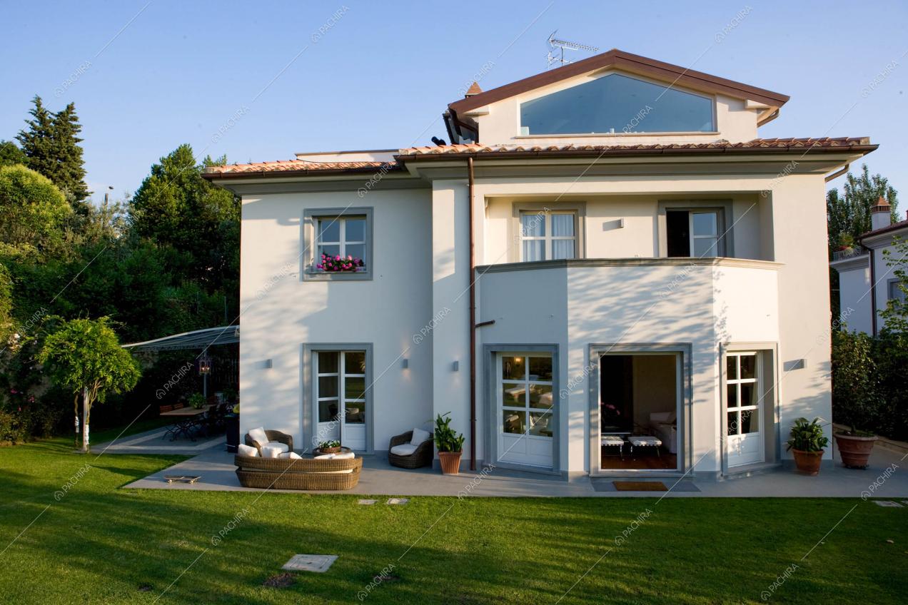 Esterni della villa Cucamelon, location in stile moderno a Prato