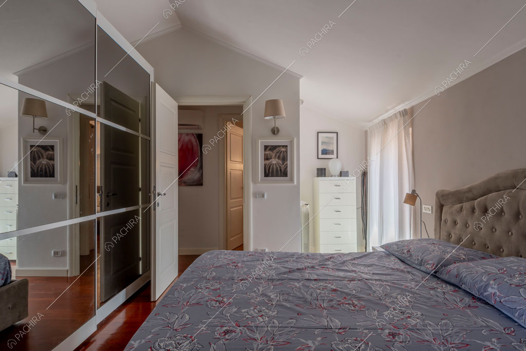 Camera da letto matrimoniale della villa Lena, location in stile moderno a Roma