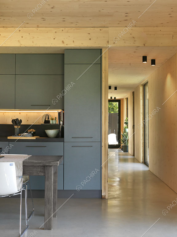 Vista sulla cucina grigia a parete, sul tavolo da pranzo e sul corridoio