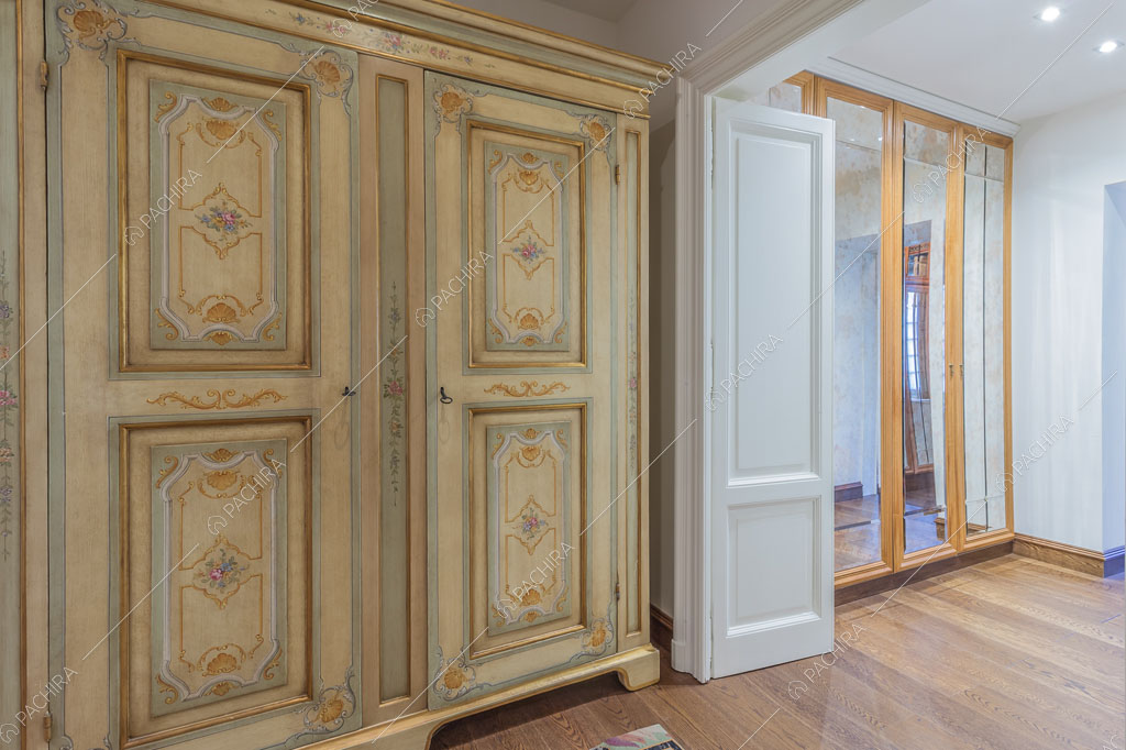 Atrio con pavimento in parquet della dimora storica Chewe, location in stile contemporaneo a Lecco